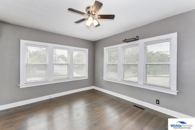 Building Photo - 401 N Oliver St