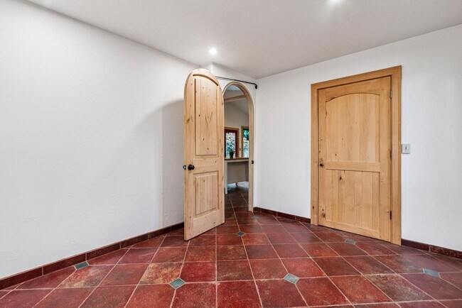 Building Photo - 385 Moraga Ave