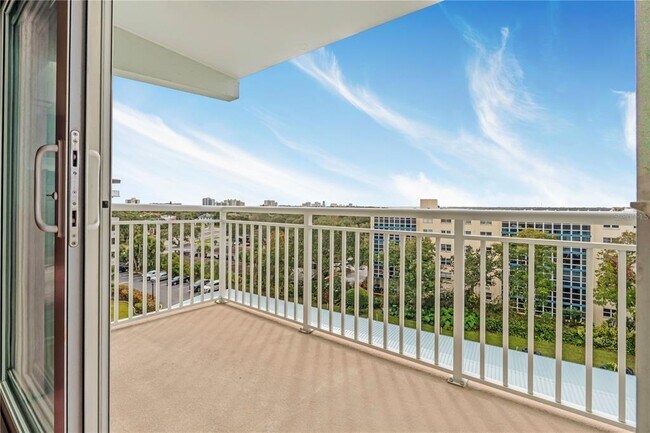 Building Photo - 100 Silver Beach Ave