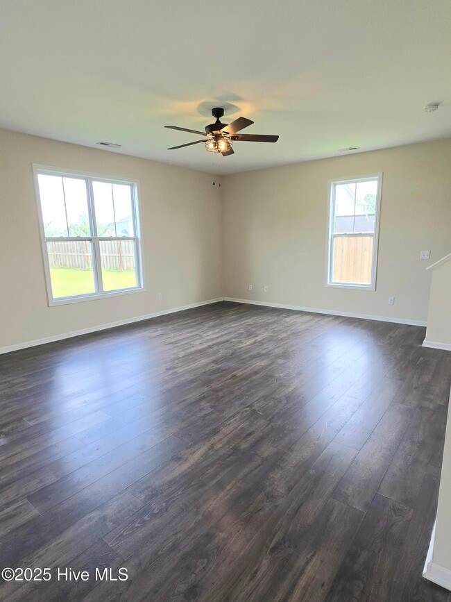 Building Photo - 743 Pine Cone Dr