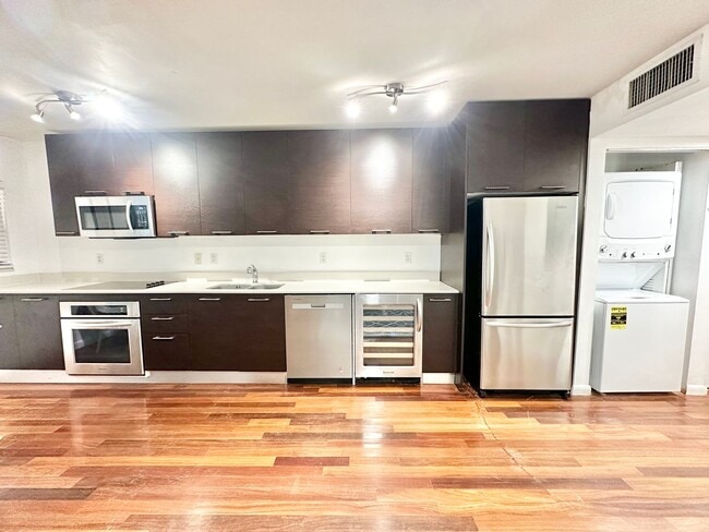 Building Photo - Tastefully furnished 1bed/1bath in the heart of South Beach!