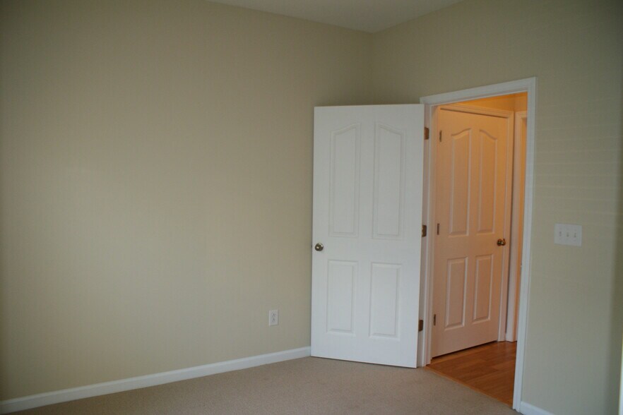 Building Photo - 1260 Duncan Gardens Dr