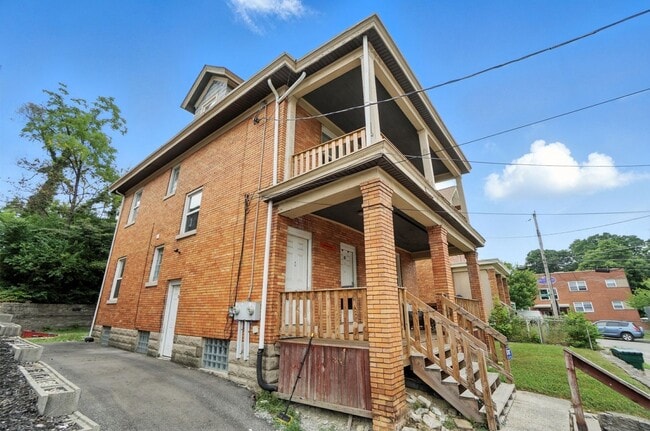 Building Photo - 6 bed/3.5 bath on Atkinson, Mins. from UC for Only $650/pp ($3900/mo)!