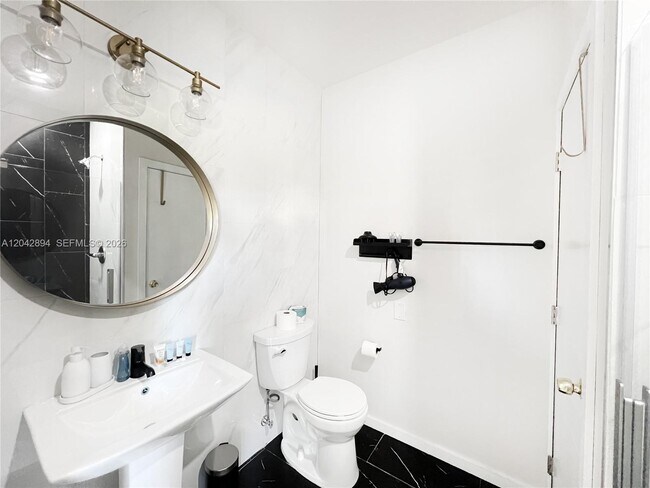 Building Photo - 513 SW 18th Ct