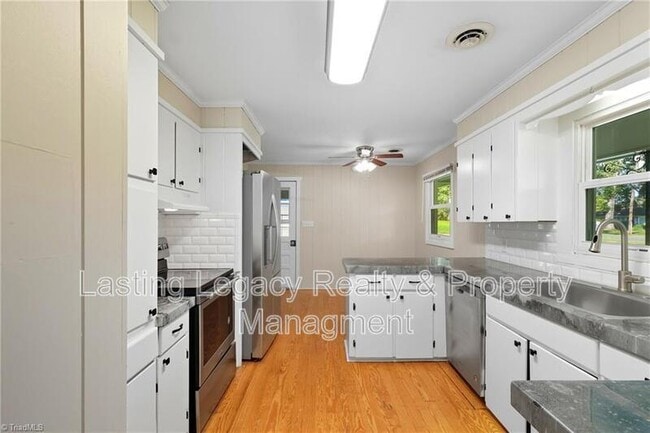 Building Photo - 4850 Ellen Ave