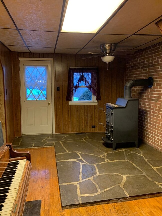 Building Photo - Multi-level 3-bedroom, 1-bath single-family home