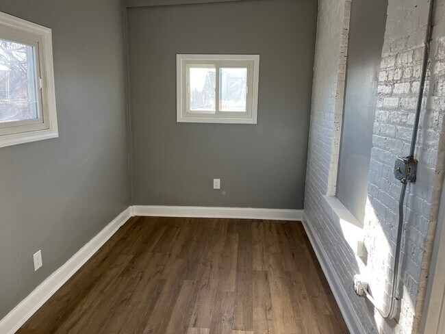 Building Photo - 1451 N Massasoit Ave