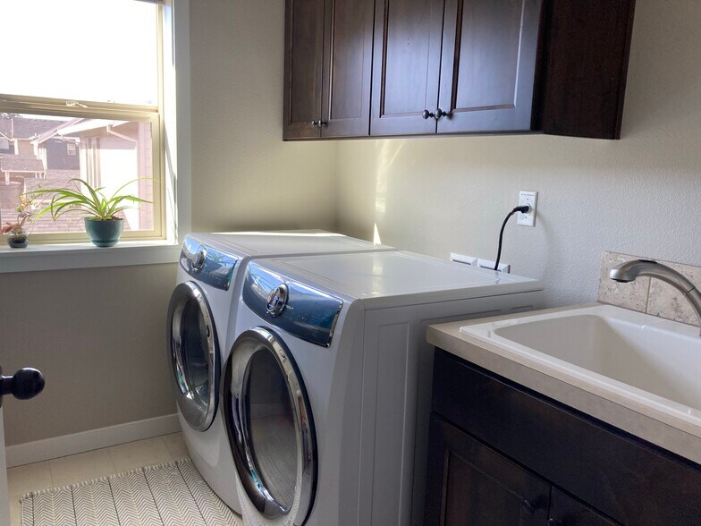 Laundry - 608 E Taylor Dr