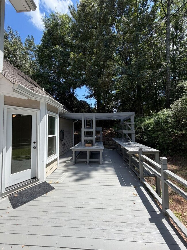 Building Photo - Beautiful East Side Home
