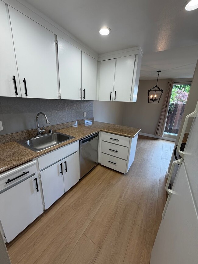 Building Photo - 2 BED 1.5 BATH CONDO IN WALNUT CREEK