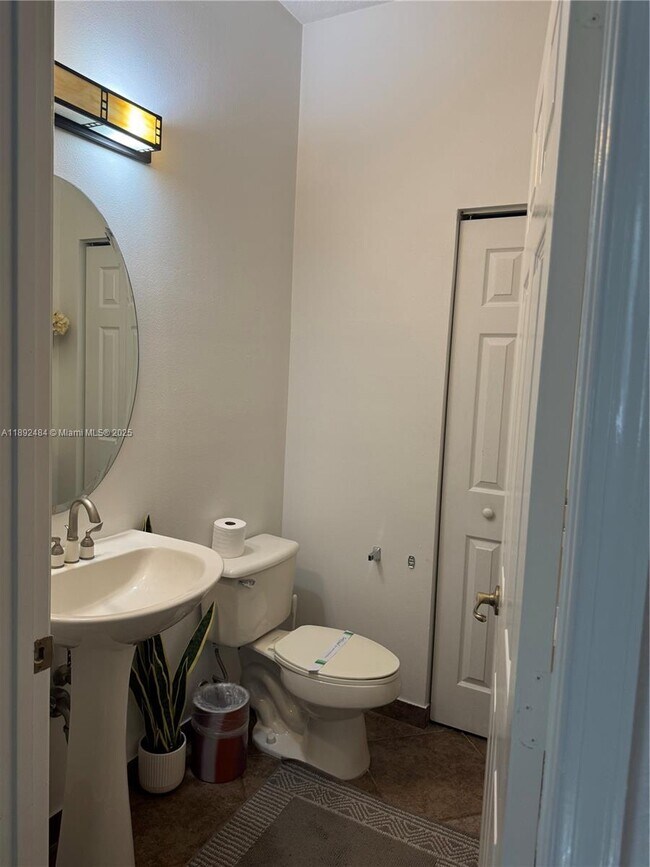 Building Photo - 3152 N Greenleaf Cir