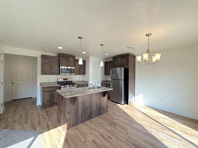 Building Photo - 4 Bed, 2.5 Bath Home with 2 Car Garage