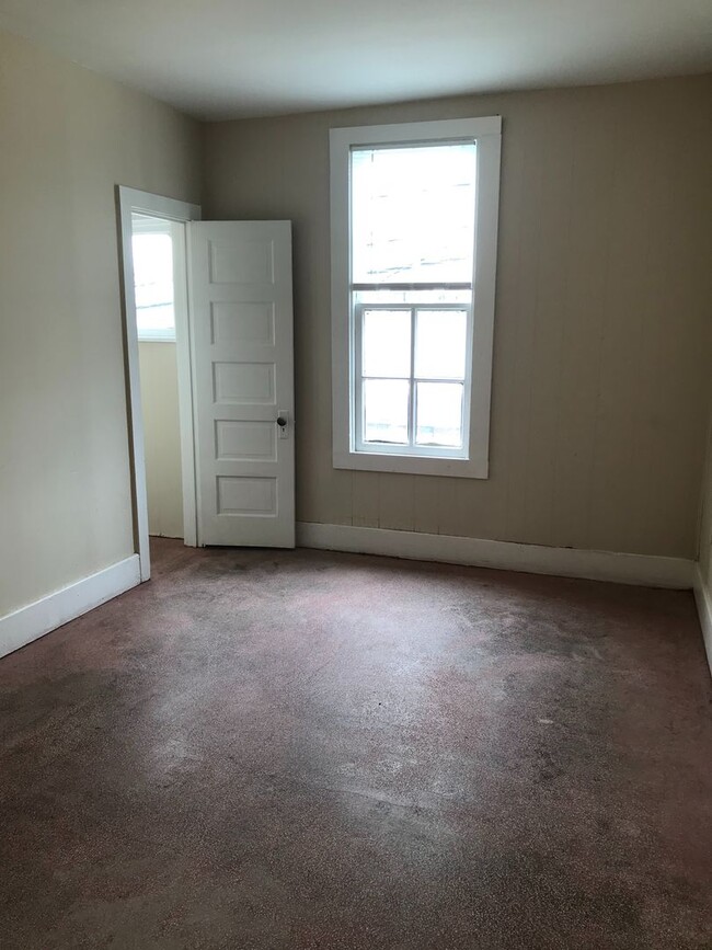 Building Photo - Upstairs 1 Bedroom 1 Bath Apartment