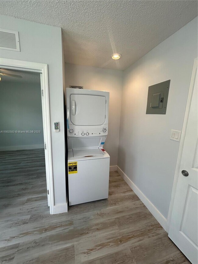 Building Photo - 250 SW Airview Ave