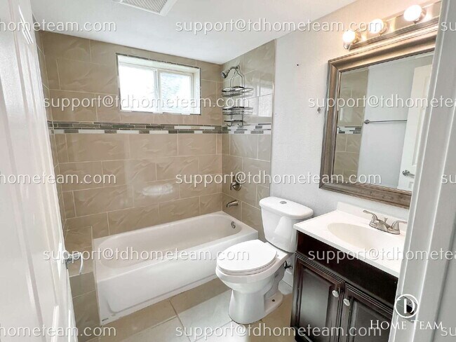 Building Photo - Modern and Spacious Duplex Rental in Tacoma's Desirable Location!