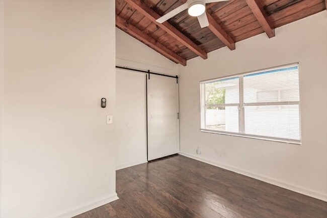 Building Photo - TWO BEDROOM CHARMER IN WEST PALM BEACH