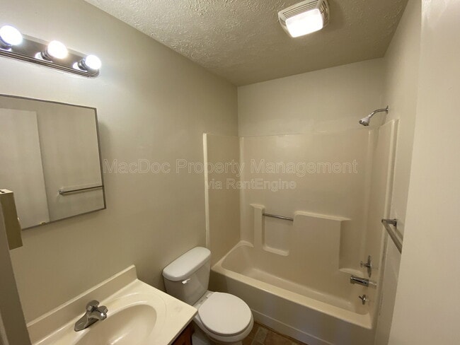 Building Photo - 624 Highview Ct