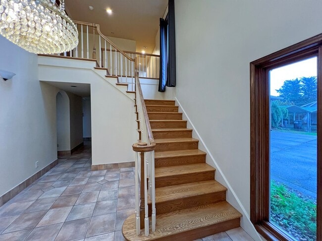 Building Photo - Gated Sound view home Des Moines area, 4 bed plus den 2.5 bath 3900 s/f, Available NOW!!!