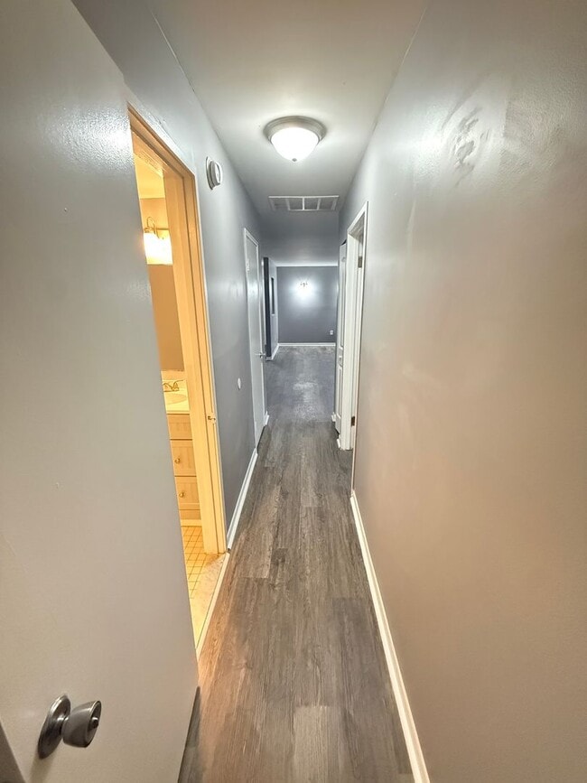 Building Photo - 9635 White Acre Rd