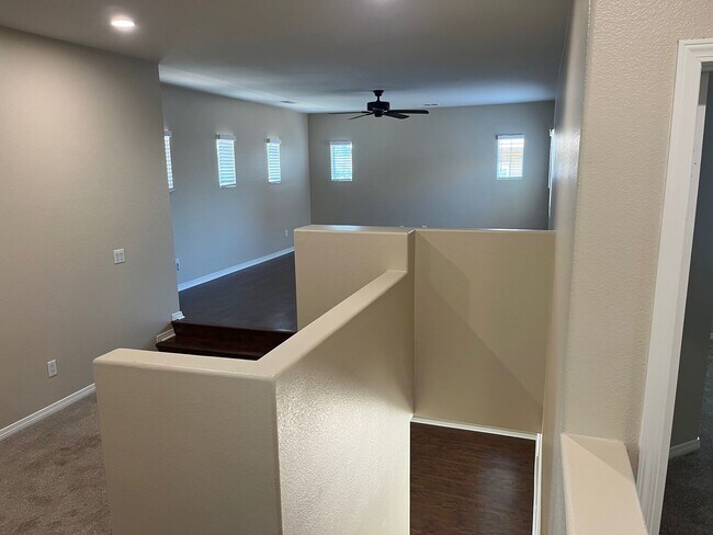 Building Photo - Gorgeous 5 bedroom, 3 bath plus Loft - Mou...