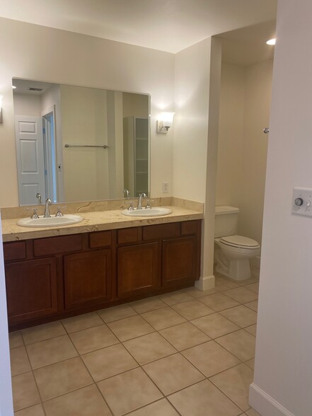 Master Bath - 1630 N Clarkson St