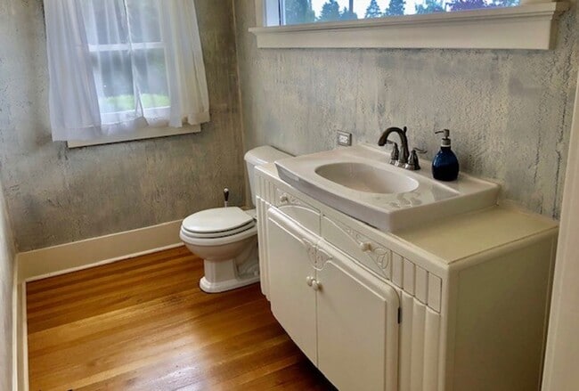 Building Photo - Queen Anne Home