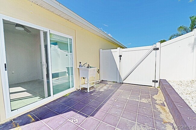 Building Photo - 320 W Runyon Loop