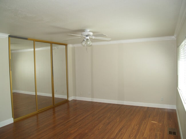 Building Photo - Stunning 1 Bedroom 1.5 bath townhouse in d...
