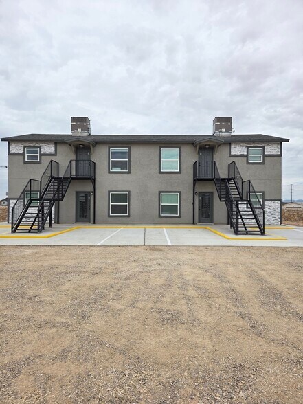 Building Photo - 13101 Lopez Rd