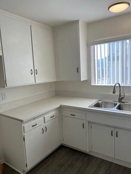 Building Photo - 1057 Western Ave