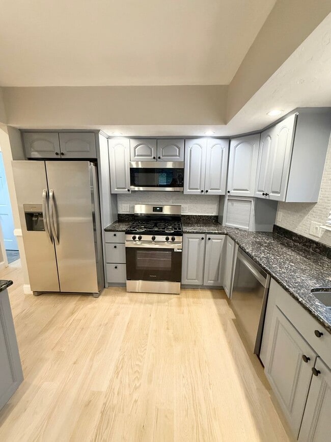 Building Photo - 18 Salina Rd