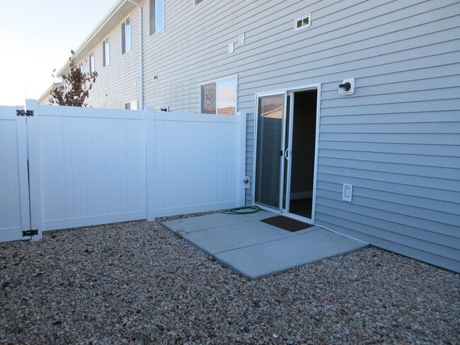 Building Photo - Newer Town home living in the heart of Cedar City!