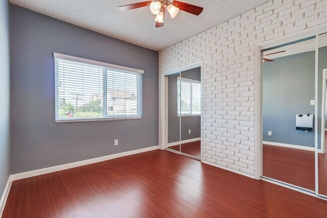 Building Photo - 537 E Hyde Park Blvd