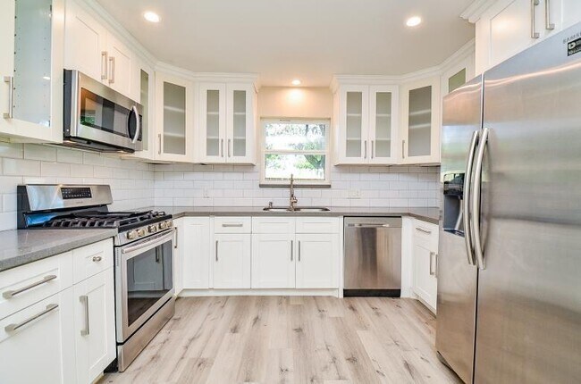 Building Photo - 8330 Waterbury Dr