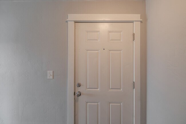 Building Photo - Beautiful 2 Bed, 1 Bath Second Floor Apartment Near Downtown Albany!