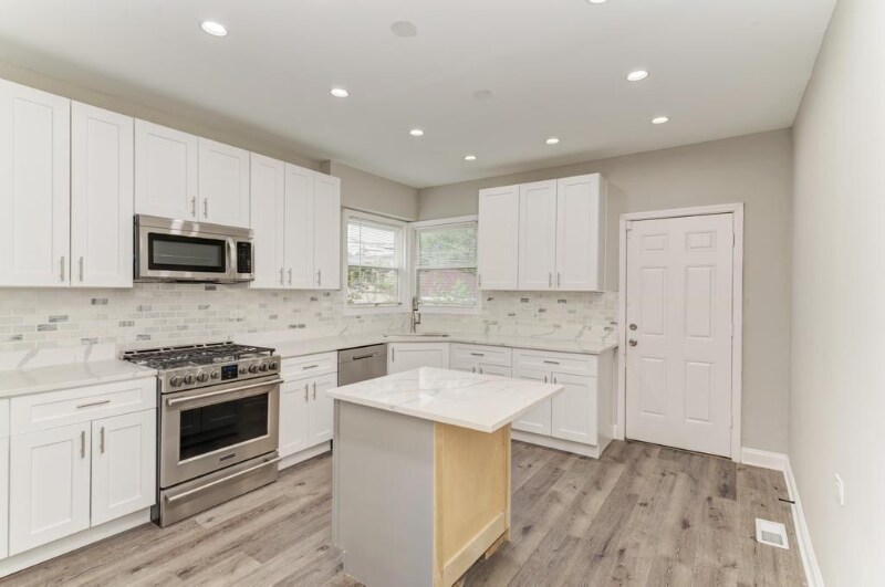 Building Photo - 9319 S Clyde Ave