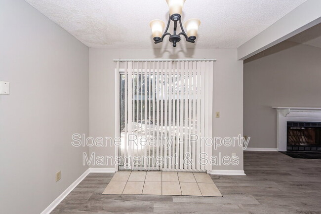 Building Photo - 1022 Oakcrest Dr