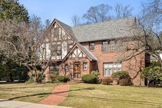 Building Photo - 487 Ward St