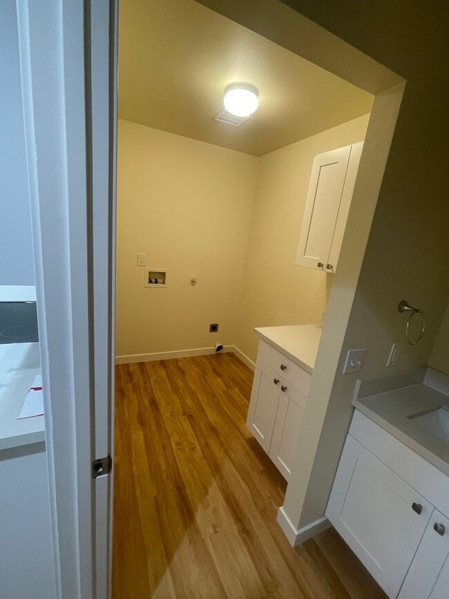 Building Photo - 2 story 3 bedrooms and  2 1/2 bath!