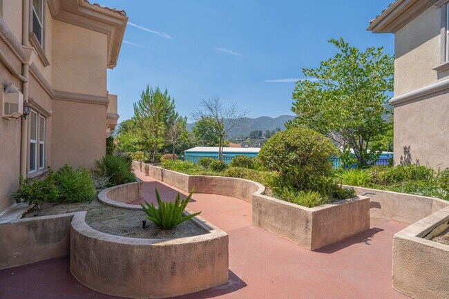 Building Photo - Spacious 3-Bedroom Condo with Underground ...