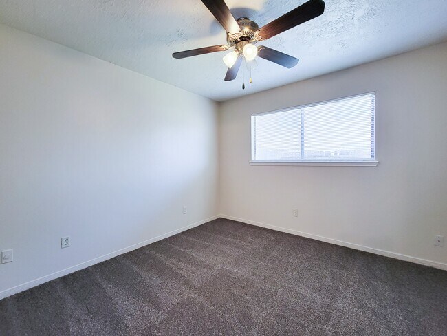 Building Photo - 10059 Emerald Creek Dr