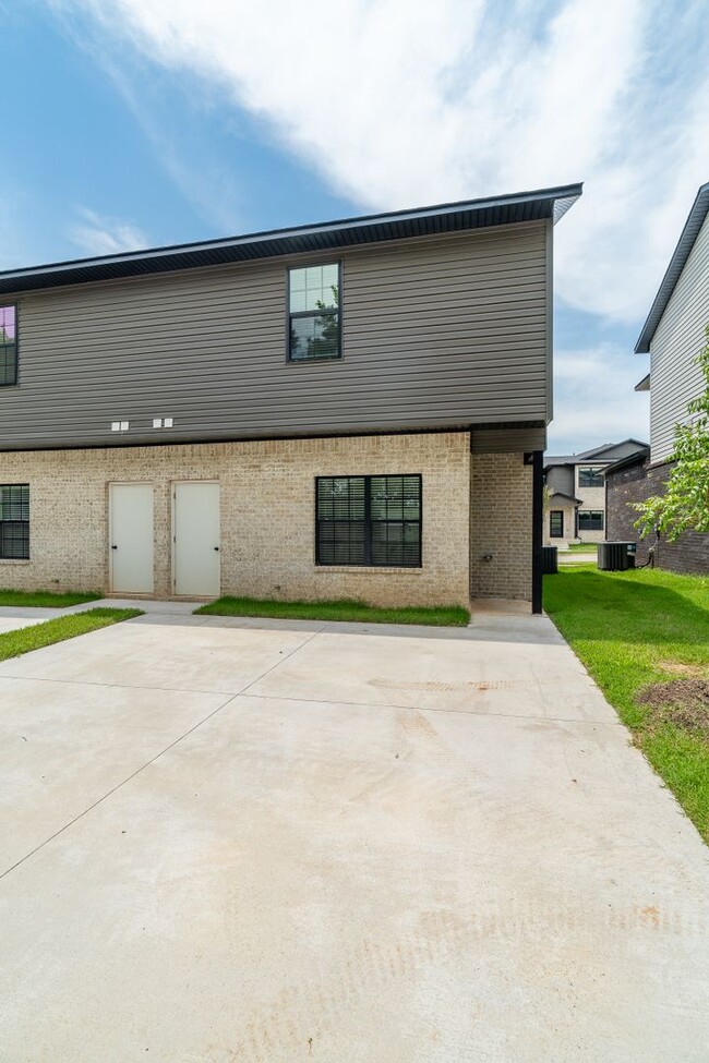 Building Photo - LIKE NEW 3-bedroom 2.5 bath Townhome in Fa...