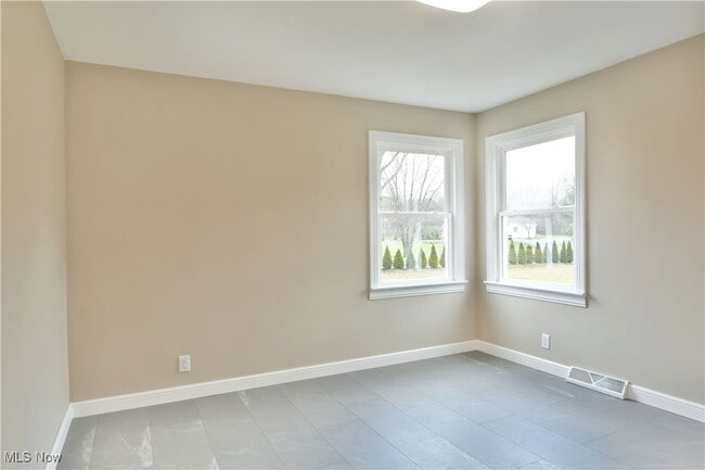 Building Photo - 9190 Warren Painsville