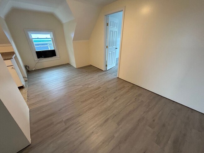 Building Photo - 15-Poplar-St