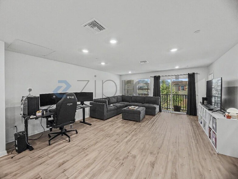 Building Photo - Unit