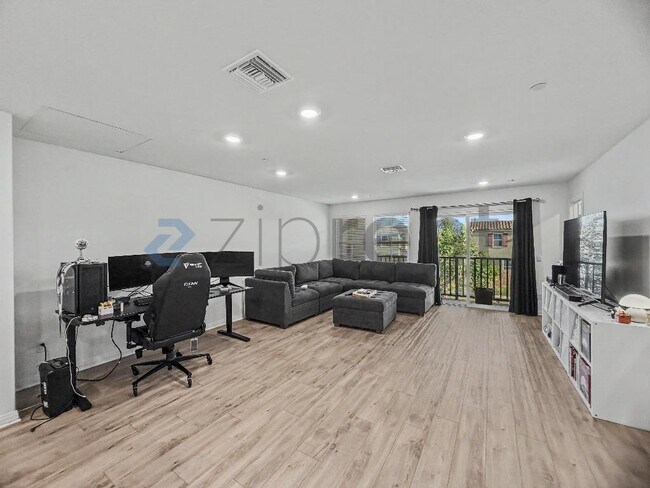 Building Photo - Unit