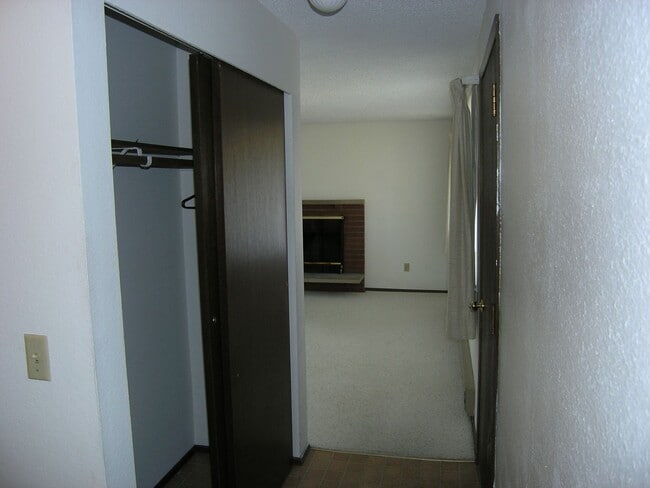 Building Photo - 927 NW Frigate St