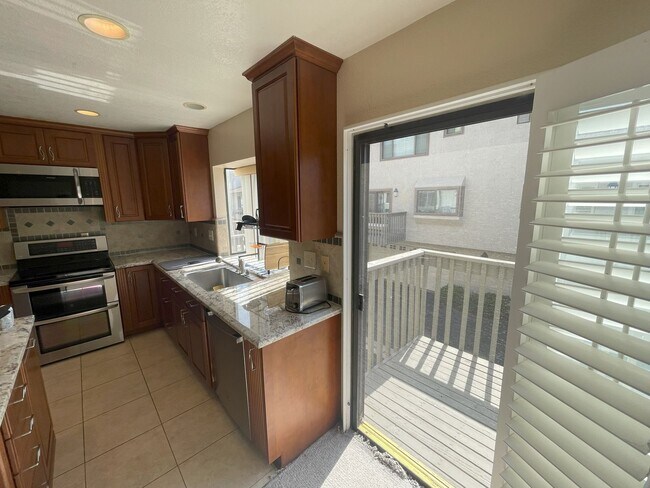 Building Photo - Highly Sought After Location in Turtle Roc...