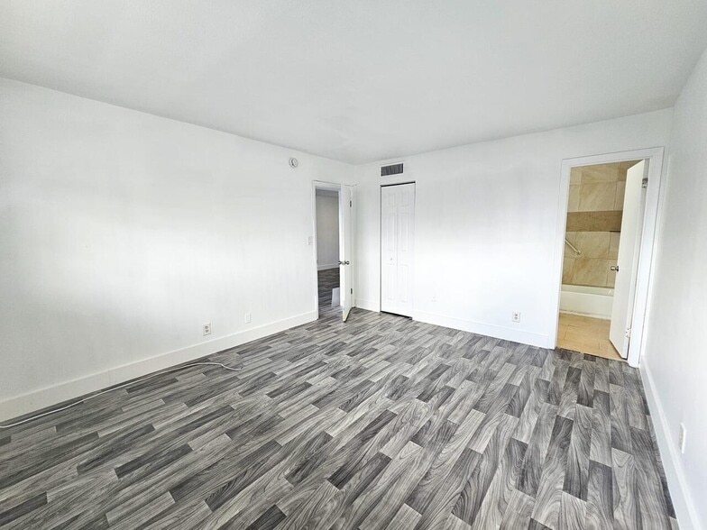 Building Photo - 7960 Colony Cir N