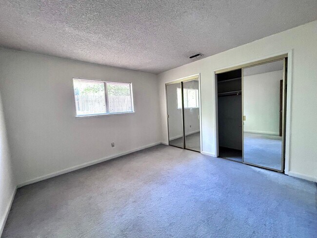 Building Photo - Three Bedroom Two Bathroom Home in Rescue